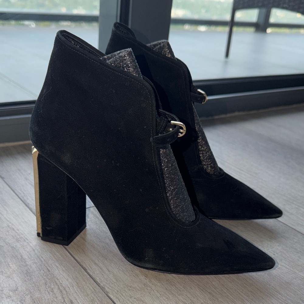 Chic Black Heeled Boots with Gold Accent